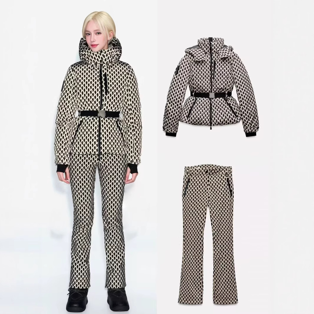 Winter Clothing Pk - ชุดสกีสองชิ้นสำหรับฤดูหนาว เสื้อแจ็คเก็ตพาร์ก้าแบบมีฮู้ดเอวสูงบุผ้าหนาสำหรับเล่นกีฬา พร้อมเข็มขัด กางเกงสกีกันลมหนาและอุ่นสำหรับผู้หญิง มีกระเป๋า